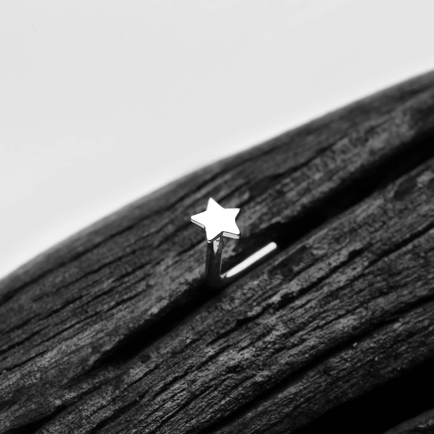 14 Karat White Gold Flat Star Top L-Shaped Nose Ring - Image 2