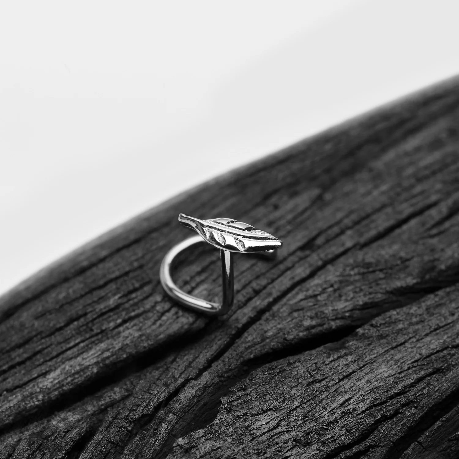 14 Karat White Gold Vintage Leaf Nose Screw Ring - Image 2
