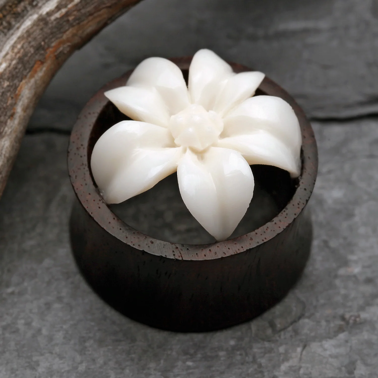 A Pair of Anemone Flower Organic Ear Gauge Tunnel Plug - Image 2