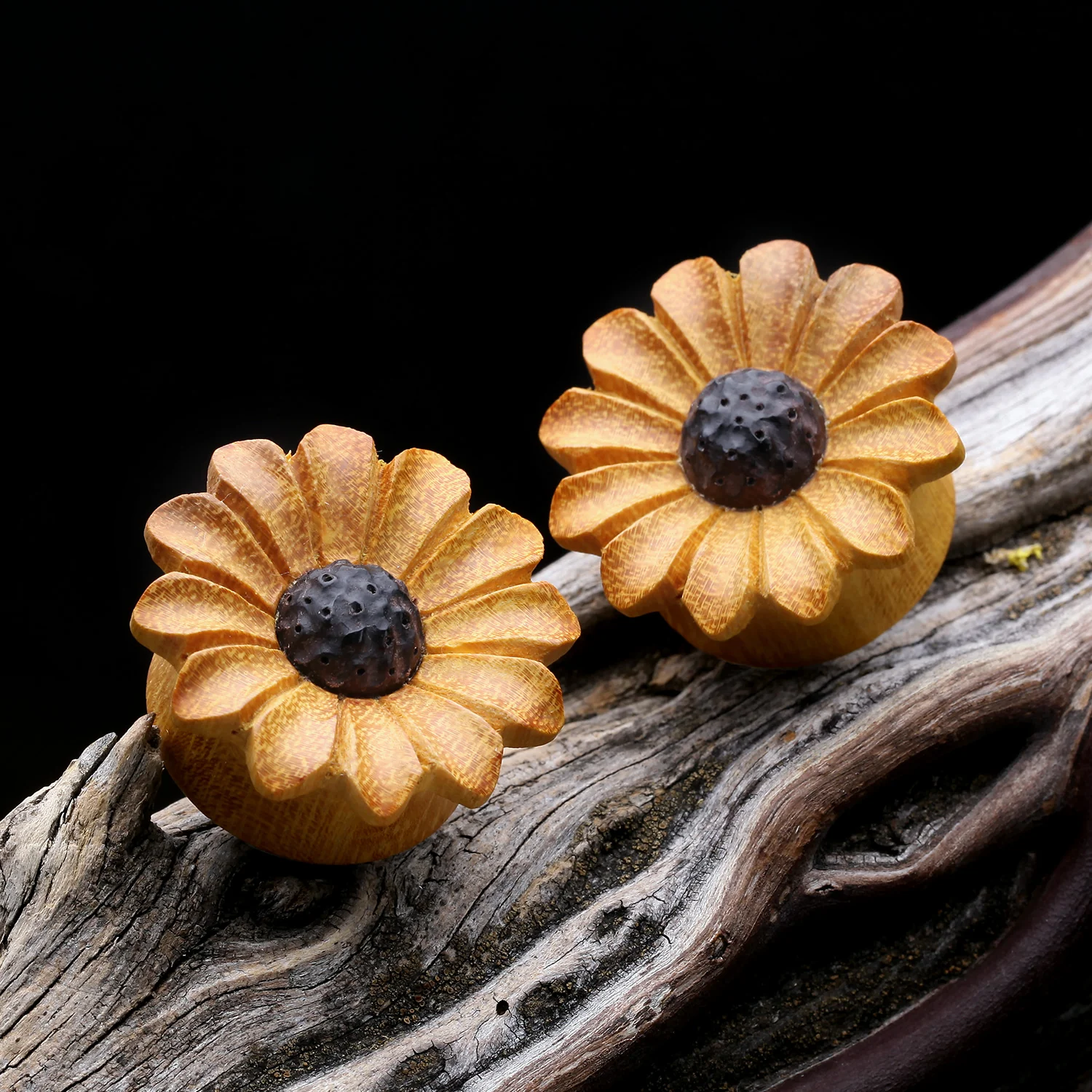 A Pair of Classic Sunflower Jackfruit Wood Handcarved Ear Gauge Plug - Image 2