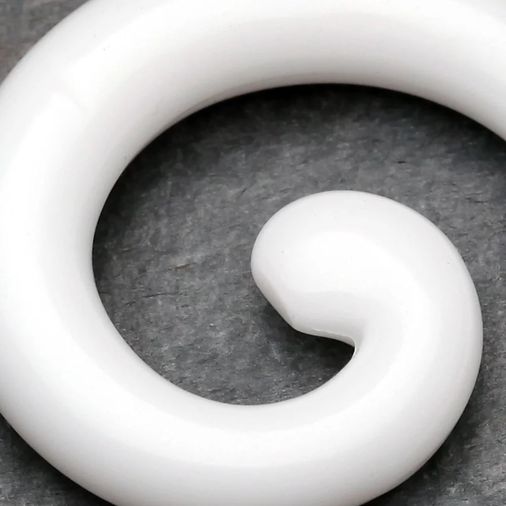 A Pair of Claw Hook Acrylic Ear Gauge Taper Hanger - Image 3