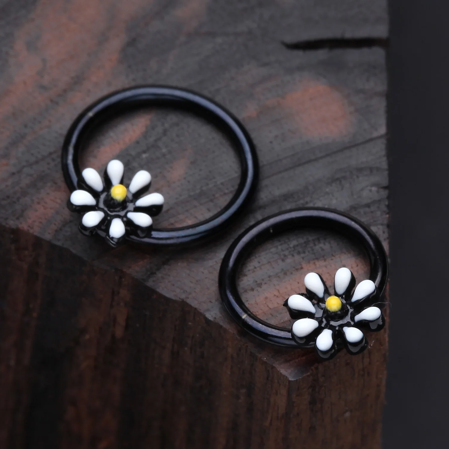 Blackline Adorable Daisy Flower Captive Bead Ring - Image 2