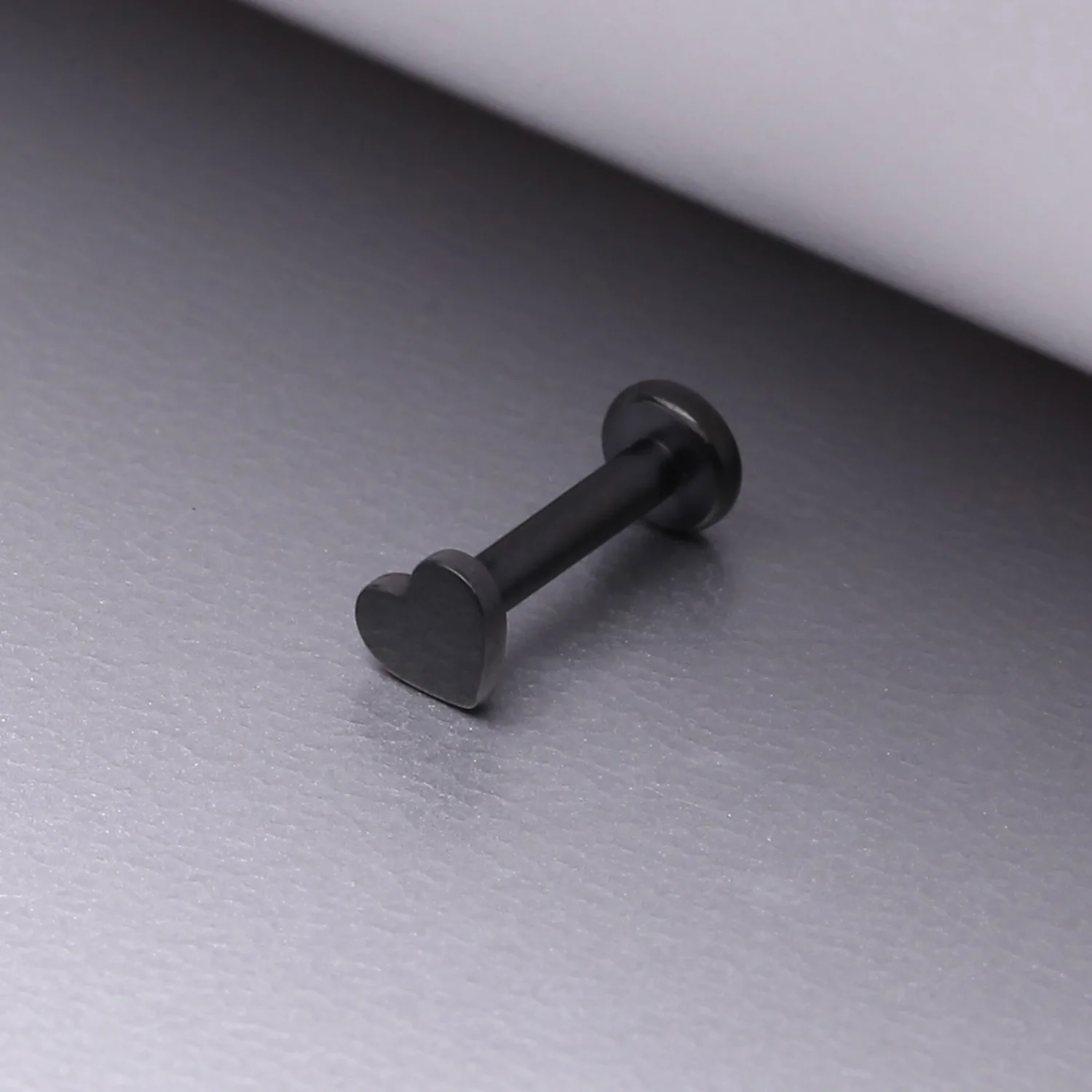 Implant Grade Titanium Blackline Heart Top Internally Threaded Flat Back Stud Labret - Image 2